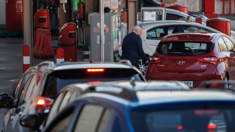 Un hombre reposta carburante en una gasolinera, en diciembre de 2022. Un hombre reposta carburante en una gasolinera, en diciembre de 2022.