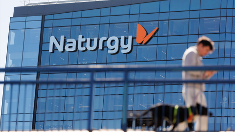 Una persona camina frente a la sede de Naturgy, a 4 de abril de 2023, en Madrid. Una persona camina frente a la sede de Naturgy, a 4 de abril de 2023, en Madrid.