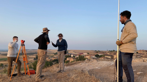 19/07/2023 - Un grupo de arqueólogos utiliza el teodolito durante la excavación del castillo para medir la altura de puntos específicos del relieve. 19/07/2023 - Un grupo de arqueólogos utiliza el teodolito durante la excavación del castillo para medir la altura de puntos específicos del relieve.