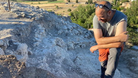 19/07/2023 - Alberto Polo, director de la excavación, junto a la que sería la entrada a la torre octogonal del castillo, a 17 de julio de 2023. 19/07/2023 - Alberto Polo, director de la excavación, junto a la que sería la entrada a la torre octogonal del castillo, a 17 de julio de 2023.