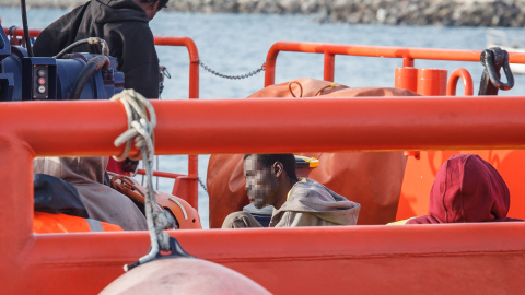 La embarcación Salvamento Marítimo ‘Guardamar Talía’ a su llegada al muelle de Arguineguín con varias decenas de migrantes, a 28 de agosto de 2021, en Arguineguín, Mogán, Gran Canaria, (España). EUROPA PRESS. La embarcación Salvamento Marítimo ‘Guardamar Talía’ a su llegada al muelle de Arguineguín con varias decenas de migrantes, a 28 de agosto de 2021, en Arguineguín, Mogán, Gran Canaria, (España). EUROPA PRESS.