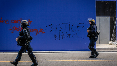 Policías antidisturbios frente a una pintada pidiendo "Justicia para Nahel" en París, Francia Policías antidisturbios frente a una pintada pidiendo "Justicia para Nahel" en París, Francia