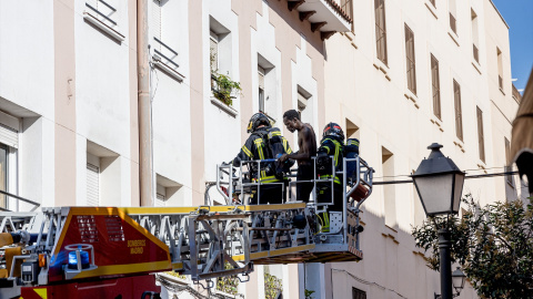 Bomberos en una grúa atendiendo otro incendio ocurrido en la localidad de Madrid, a 3 de julio de 2023. Bomberos en una grúa atendiendo otro incendio ocurrido en la localidad de Madrid, a 3 de julio de 2023.