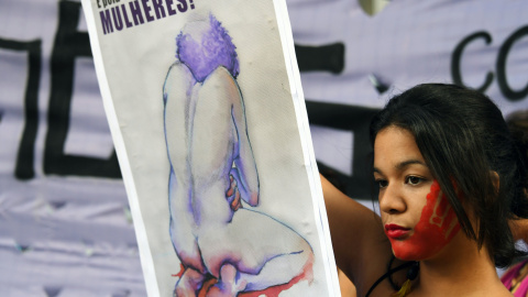 Una mujer se manifiesta en el Día Internacional de la Mujer en Rio de Janeiro, Brasil /AFP (VANDERLEI ALMEIDA) Una mujer se manifiesta en el Día Internacional de la Mujer en Rio de Janeiro, Brasil /AFP (VANDERLEI ALMEIDA)