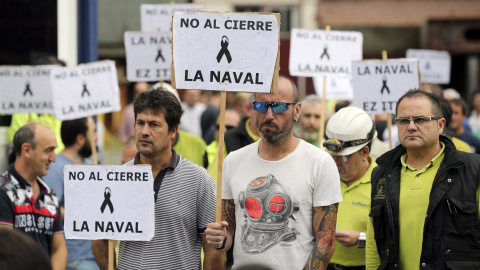 Trabajadores del astillero de La Naval, en Sestao (Bizkaia), escuchan la lectura del comunicado donde han exigido a los Gobiernos español y vasco y a la SEPI la creación de una mesa de negociación para "la búsqueda de una solución de estabilidad y fu Trabajadores del astillero de La Naval, en Sestao (Bizkaia), escuchan la lectura del comunicado donde han exigido a los Gobiernos español y vasco y a la SEPI la creación de una mesa de negociación para "la búsqueda de una solución de estabilidad y fu