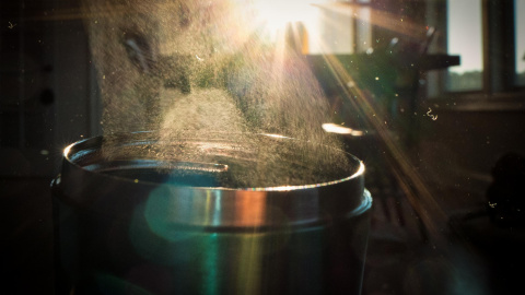 Polvo y partículas microscópicas de plástico de una manta de tejido acrílico vistas a trasluz. ORB MEDIA/ Chris Tyree y Dan Morrison