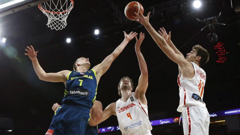 Los jugadores de España Pau Gasol (c) y Juancho Hernangómez ante el jugador de Eslovenia Klemen Prepelic. /EFE Los jugadores de España Pau Gasol (c) y Juancho Hernangómez ante el jugador de Eslovenia Klemen Prepelic. /EFE
