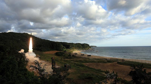 Misil lanzado desde Corea del Sur hacia el Mar del Este. EFE/Ministerio de Defensa de Corea del Sur