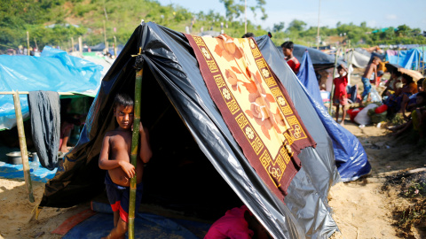 Un niño refugiado de Rohingya, en su tienda en el campamento improvisado de Cox, en Bangladesh. REUTERS / Mohammad Ponir Hossain Un niño refugiado de Rohingya, en su tienda en el campamento improvisado de Cox, en Bangladesh. REUTERS / Mohammad Ponir Hossain