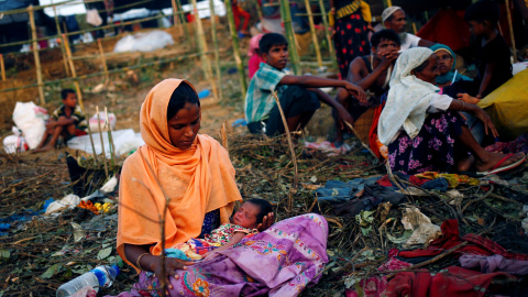 Una mujer refugiada rohinya con su bebé en brazos en el campamento de Cox, en Bangladesh. REUTERS/Mohammad Ponir Hossain Una mujer refugiada rohinya con su bebé en brazos en el campamento de Cox, en Bangladesh. REUTERS/Mohammad Ponir Hossain