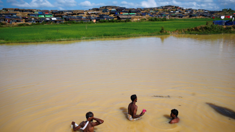 Los refugiados rohinyás se bañan en un estanque en el campamento improvisado de Cox, en Bangladesh. REUTERS/Mohammad Ponir Hossain Los refugiados rohinyás se bañan en un estanque en el campamento improvisado de Cox, en Bangladesh. REUTERS/Mohammad Ponir Hossain