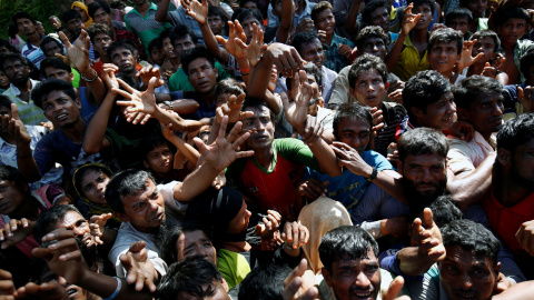 Los refugiados rohinya extienden su mano para alcanzar los suministros de socorro que les proporcionan las autoridades locales de Bangladesh, en el campamento improvisado de Cox. REUTERS / Mohammad Ponir Hossain Los refugiados rohinya extienden su mano para alcanzar los suministros de socorro que les proporcionan las autoridades locales de Bangladesh, en el campamento improvisado de Cox. REUTERS / Mohammad Ponir Hossain
