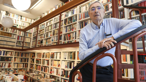 Ignacio Latierro, fundador de la librería 'Lagun', de San Sebastián, junto con María Teresa Castells, que el pasado 11 de septiembre falleció a los 82 años. EFE/Javier Etxezarreta. Ignacio Latierro, fundador de la librería 'Lagun', de San Sebastián, junto con María Teresa Castells, que el pasado 11 de septiembre falleció a los 82 años. EFE/Javier Etxezarreta.