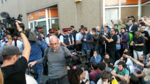 Desallotjament de la protesta pacífica davant la seu d'Unipost a Terrassa. JOEL KASHILA