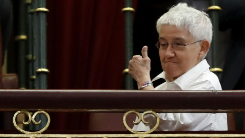 La activista LGTBI Boti García saluda desde el palco del Congreso de los Diputados, durante el pleno que ha debatido la proposición de ley de Unidos Podemos. EFE/Chema Moya
