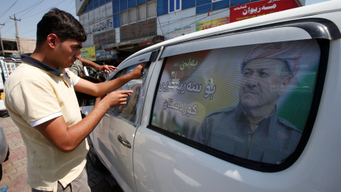 Un hombre decora su coche con propaganda en favor del referéndum de independencia del Kurdistán. REUTERS/Azad Lashkari