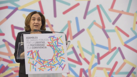 La alcaldesa de Barcelona, Ada Colau, interviene en la asamblea por el diálogo convocada por Unidos Podemos en Zaragoza. La alcaldesa de Barcelona, Ada Colau, interviene en la asamblea por el diálogo convocada por Unidos Podemos en Zaragoza.