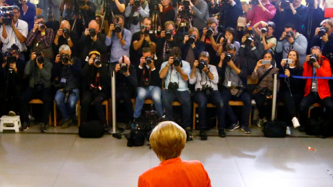 La canciller alemana, Angela Merkel, deposita su voto ante una nube de fotógrafos. REUTERS/Fabrizio Bensch La canciller alemana, Angela Merkel, deposita su voto ante una nube de fotógrafos. REUTERS/Fabrizio Bensch