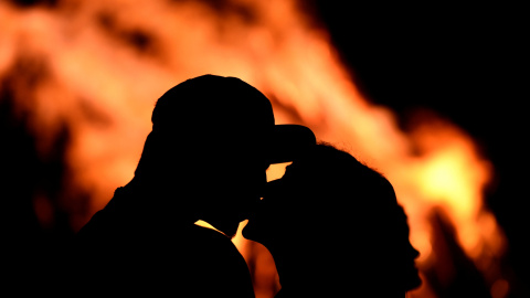 Una pareja se besa delante de una hoguera durante la tradicional noche de San Juan en Gijó. REUTERS / Eloy Alonso Una pareja se besa delante de una hoguera durante la tradicional noche de San Juan en Gijó. REUTERS / Eloy Alonso