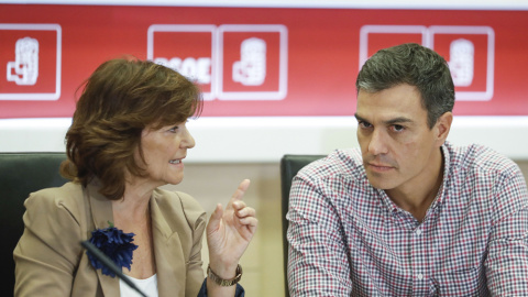 El secretario general del PSOE, Pedro Sánchez, conversa con la secretaria de Igualdad, Carmen Calvo, durante la reunión para la constitución del Consejo Asesor para las Políticas Igualdad. EFE/Emilio Naranjo El secretario general del PSOE, Pedro Sánchez, conversa con la secretaria de Igualdad, Carmen Calvo, durante la reunión para la constitución del Consejo Asesor para las Políticas Igualdad. EFE/Emilio Naranjo