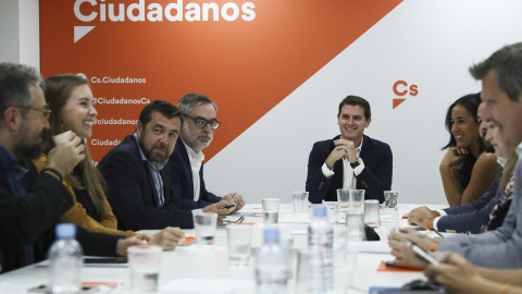 El presidente de Ciudadanos, Albert Rivera, junto a los miembros de su partido, Juan Carlos Girauta, Melisa Rodríguez, Miguel Gutiérrez y José Manuel Villegas, entre otros, durante la reunión que la Ejecutiva Nacional de la formación naranja. EFE/Mar El presidente de Ciudadanos, Albert Rivera, junto a los miembros de su partido, Juan Carlos Girauta, Melisa Rodríguez, Miguel Gutiérrez y José Manuel Villegas, entre otros, durante la reunión que la Ejecutiva Nacional de la formación naranja. EFE/Mar