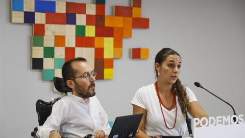 Los coportavoces de Podemos, Pablo Echenique y Noelia Vera, durante la rueda de prensa que han ofrecido este lunes tras la reunión del Consejo de Coordinación. EFE/Emilio Naranjo Los coportavoces de Podemos, Pablo Echenique y Noelia Vera, durante la rueda de prensa que han ofrecido este lunes tras la reunión del Consejo de Coordinación. EFE/Emilio Naranjo