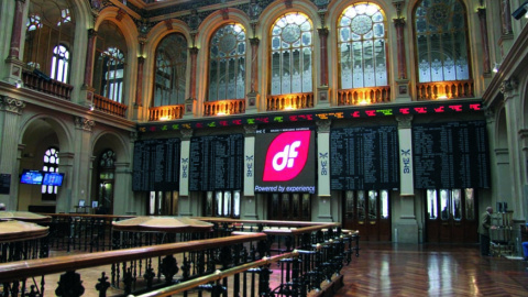 El logo de Duro Felguera en el panel del patio de negociación de la Bolsa de Madrid.