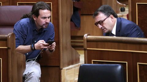 El líder de Podemos, Pablo Iglesias, y el portavoz del PNV, Aitor Esteban, conversan durante un pleno celebrado en el Congreso de los Diputados. EFE/Zipi El líder de Podemos, Pablo Iglesias, y el portavoz del PNV, Aitor Esteban, conversan durante un pleno celebrado en el Congreso de los Diputados. EFE/Zipi