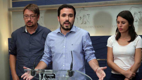 El líder de IU, Alberto Garzón, junto a los portavoces, de Unidos Podemos, Irene Montero (d), y de En Comú Podem, Xavier Domènech (i), durante la rueda de prensa que ha ofrecido hoy en el Congreso de los Diputados. | ZIPI (EFE) El líder de IU, Alberto Garzón, junto a los portavoces, de Unidos Podemos, Irene Montero (d), y de En Comú Podem, Xavier Domènech (i), durante la rueda de prensa que ha ofrecido hoy en el Congreso de los Diputados. | ZIPI (EFE)