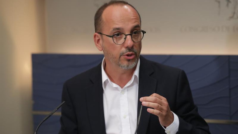 El portavoz del PDeCAT, Carles Campuzano, ha asegurado en una rueda de prensa hoy en el Congreso que "no está en la hoja de ruta" de su partido la declaración unilateral de independencia de Cataluña tras el referéndum del 1-O, ya que considera que est El portavoz del PDeCAT, Carles Campuzano, ha asegurado en una rueda de prensa hoy en el Congreso que "no está en la hoja de ruta" de su partido la declaración unilateral de independencia de Cataluña tras el referéndum del 1-O, ya que considera que est