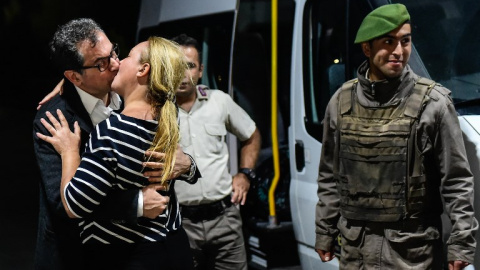 Kadri Gursel besa a su mujer, Nazire Gursel, tras ser liberado de la prisión de Silivri el 26 de septiembre del 2017 en Estambul. AFP/ Yasin Akgul Kadri Gursel besa a su mujer, Nazire Gursel, tras ser liberado de la prisión de Silivri el 26 de septiembre del 2017 en Estambul. AFP/ Yasin Akgul