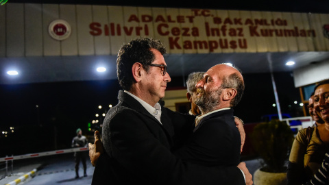 El periodista turco Kadri Gursel (I) abraza al jefe de la delegación de "Cumhuriyet" en Ankara, Erdem Gul (D), tras ser liberado de la prisión de Silivri el 26 de septiembre del 2017, en Estambul. AFP/ Yasin Akgul El periodista turco Kadri Gursel (I) abraza al jefe de la delegación de "Cumhuriyet" en Ankara, Erdem Gul (D), tras ser liberado de la prisión de Silivri el 26 de septiembre del 2017, en Estambul. AFP/ Yasin Akgul