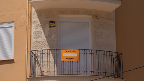 Cartel de 'Se Vende' en un balcón de una vivienda, a 17 de mayo de 2023, en Barcelona (Catalunya). Cartel de 'Se Vende' en un balcón de una vivienda, a 17 de mayo de 2023, en Barcelona (Catalunya).