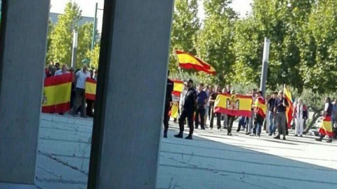 Un grupo de ultras, con banderas de España, increpan a los miembros de Unidos Podemos a las puertas de su asamblea en Zaragoza. /EFE Un grupo de ultras, con banderas de España, increpan a los miembros de Unidos Podemos a las puertas de su asamblea en Zaragoza. /EFE