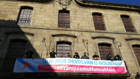 Miembros del BNG, con una pancarta en la casa familiar de los Franco en A Coruña. Miembros del BNG, con una pancarta en la casa familiar de los Franco en A Coruña.