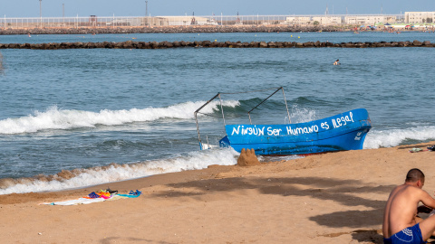 Una embarcación abandonada en la que llegaron varias personas migrantes a Melilla durante la pasada semana. Una embarcación abandonada en la que llegaron varias personas migrantes a Melilla durante la pasada semana.