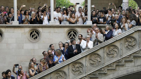 Carles Puigdemont rep al Palau de la Generalitat a centenars de membres de la comunitat educativa, en defensa de l'escola oberta com a lloc de participació el dia del referèndum / EFE