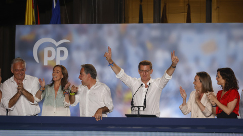 El candidato del Partido Popular, Alberto Núñez Feijoo, saluda a los simpatizantes en la sede del partido en Madrid.