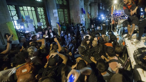 La Guardia Civil sale de la Conselleria d'Economia rodeada de manifestantes. / EFE La Guardia Civil sale de la Conselleria d'Economia rodeada de manifestantes. / EFE
