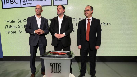 Raül Romeva, Oriol Junqueras y Jordi Turull posan delante de un modelo de urna que se va a utilizar el 1-O. | REUTERS Raül Romeva, Oriol Junqueras y Jordi Turull posan delante de un modelo de urna que se va a utilizar el 1-O. | REUTERS