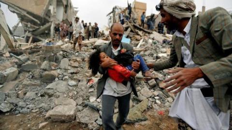 Un hombre sujeta el cuerpo inconsciente de Buthina, la niña de cinco años que revolvió conciencias tras sobrevivir a un bombardeo en el que murieron los siete miembros de su familia. KHALED ABDULLAH / REUTERS Un hombre sujeta el cuerpo inconsciente de Buthina, la niña de cinco años que revolvió conciencias tras sobrevivir a un bombardeo en el que murieron los siete miembros de su familia. KHALED ABDULLAH / REUTERS