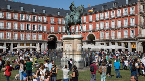 Los madrileños, encantados con el cambio, quieren que el césped deje de ser provisional para ser permanente. / C.G