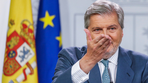 El portavoz del Gobierno, Íñigo Méndez de Vigo, durante la rueda de prensa posterior al Consejo de Ministros, en el Palacio de la Moncloa. EFE/ Emilio Naranjo