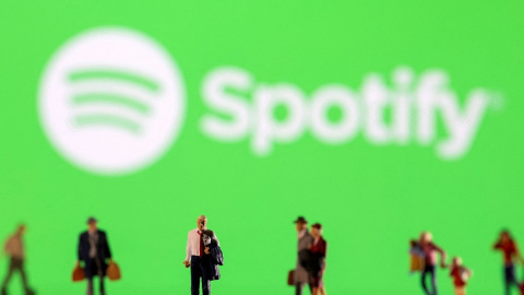 25/07/2023 Imagen que muestra a personas delante del logo de Spotify 25/07/2023 Imagen que muestra a personas delante del logo de Spotify