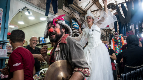 Risas y acrobacias contra la ocupación de Palestina