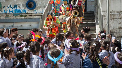 Risas y acrobacias contra la ocupación de Palestina