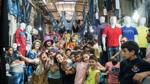 Risas y acrobacias contra la ocupación de Palestina