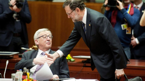 El presidente del Gobierno, Mariano Rajoy, saluda al de la Comisión Europea, Jean Claude Juncker, al comienzo de una cumbre en Bruselas. EFE El presidente del Gobierno, Mariano Rajoy, saluda al de la Comisión Europea, Jean Claude Juncker, al comienzo de una cumbre en Bruselas. EFE