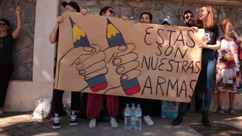 Varios de los dibujantes e ilustradores españoles concentrados frente a la Embajada de Guinea Ecuatorial para protestar contra el encarcelamiento de Ramón Esono. F.G. Varios de los dibujantes e ilustradores españoles concentrados frente a la Embajada de Guinea Ecuatorial para protestar contra el encarcelamiento de Ramón Esono. F.G.