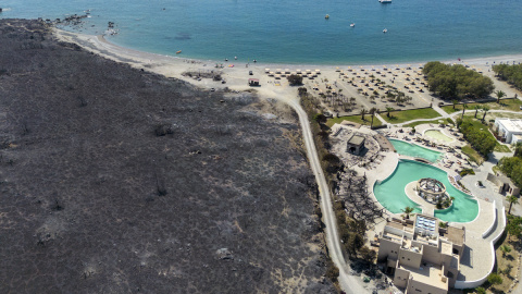 Una vista aérea muestra partes de la aldea de Kiotari destruidas durante un incendio forestal, a 26 de julio de 2023, en Rodas, Grecia. Una vista aérea muestra partes de la aldea de Kiotari destruidas durante un incendio forestal, a 26 de julio de 2023, en Rodas, Grecia.